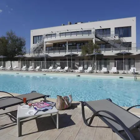 Le Bleu Camargue - T3 En Duplex Classe 3 Etoiles - Clim - Arrivee Autonome - Piscine Privative A La - Parking Gratuit - Wifi Fibre - Animaux Acceptes - Ideale Famille Couple Teletravail *