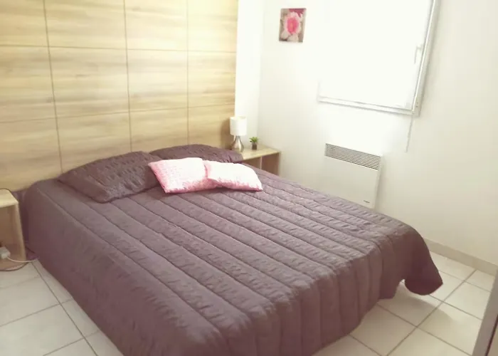 Le Bleu Camargue - T3 En Duplex Classe 3 Etoiles - Clim - Arrivee Autonome - Piscine Privative A La - Parking Gratuit - Wifi Fibre - Animaux Acceptes - Ideale Famille Couple Teletravail